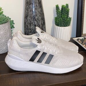 Adidas Originals Swift Run 22 Light Gray & Black Running Shoes Size 11.5